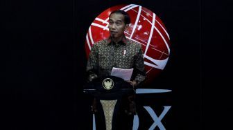 Presiden Joko Widodo menghadiri penutupan perdagangan saham di Gedung Bursa Efek Indonesia, Jakarta, Jumat (29/12).