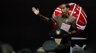 Presiden Joko Widodo menghadiri penutupan perdagangan saham di Gedung Bursa Efek Indonesia, Jakarta, Jumat (29/12).