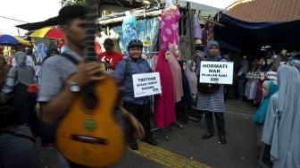 Koalisi Pejalan Kaki melakukan aksi Tamasya Trotoar Tanah Abang Jalan Jatibaru Raya, Jakarta, Jumat (29/12).