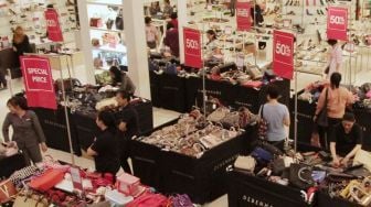 Memutuskan menutup gerai terakhir Debenhams di Senayan City.