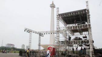 Panggung hiburan yang akan digunakan untuk perayaan malam Tahun Baru di Monas, Jakarta, Sabtu  (30/12).