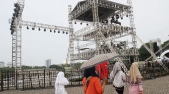 Panggung hiburan yang akan digunakan untuk perayaan malam Tahun Baru di Monas, Jakarta, Sabtu  (30/12).