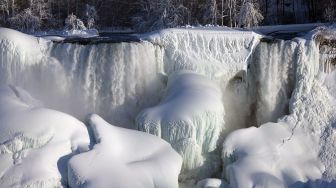 Indah Sekaligus Mengerikan, Air Terjun Niagara Membeku