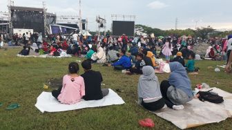 Antusias Tahun Baruan di Ancol, dari Emperan Sampai Bangun Tenda