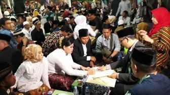 Sandiaga Terharu Lihat Peserta Nikah Massal Ucap Ijab Kabul