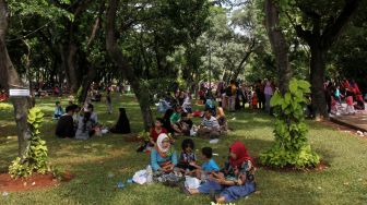 Diizinkan Anies dan Sandiaga, Warga Boleh Injak Rumput Tugu Monas