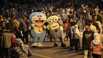 Suasana malam pergantian tahun di Car Free Night jalan Slamet Riyadi, Solo, Jawa Tengah, Minggu (31/12).