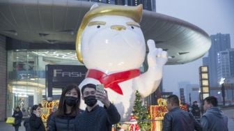 Peringati Tahun Baru, 'Anjing' Raksasa Trump Mejeng di Mall