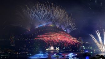 Perayaan tahun baru di pelabuhan Sidney, Australia [AFP]