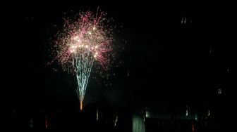 Kembang api menghiasi kemeriahan malam pergantian tahun baru 2018 di Moumen Nasional (Monas), Jakarta, Senin (1/1/2018) [Suara.com/Oke Atmaja]
