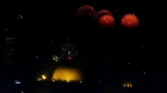 Kembang api menghiasi kemeriahan malam pergantian tahun baru 2018 di Moumen Nasional (Monas), Jakarta, Senin (1/1/2018) [Suara.com/Oke Atmaja]