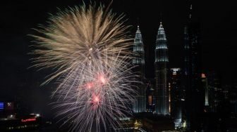 Semarak perayaan tahun baru di sekitar menara kembar Petronas, Malaysia [AFP]