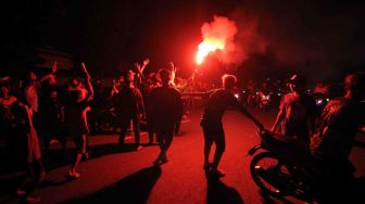 Sejumlah warga menyalakan 'flare' di Jalan Indrapura, Surabaya, Jawa Timur, Senin (1/1). 