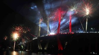 Kemeriahan pesta kembang api saat malam tahun baru 2018 di kawasan Jembatan Merah Putih, Ambon, Maluku, Senin (1/1).