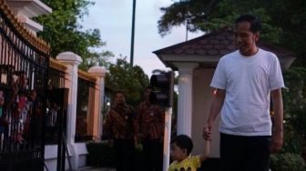 Kelucuan Jokowi dan Sang Cucu saat Main di Halaman Istana Jogja