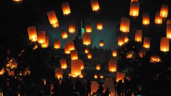 Sejumlah warga melepaskan lampion ke langit saat acara Borobudur Nite 2017 di taman Aksobya kawasan Taman Wisata Candi (TWC) Borobudur, Magelang, Jateng, Senin (1/1). 