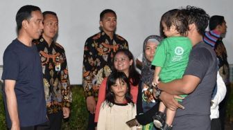Pakai Kaus, Jokowi Ajak Warga Yogyakarta Makan Malam Bareng