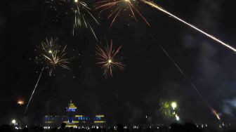 Suasana malam tahun baru di Lapangan Gasibu, Bandung, Jawa Barat, Minggu (1/1). 