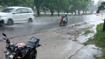 Aksi Simpatik Pengendara Motor di Batam Mengharukan Warga