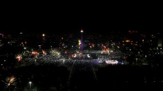 Kembang api menghiasi kemeriahan malam pergantian tahun baru 2018 di Moumen Nasional (Monas), Jakarta, Senin (1/1/2018) [Suara.com/Oke Atmaja]