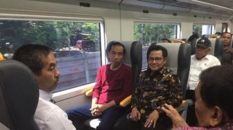 Pakai Kaus, Jokowi Tumpangi Kereta dari Bandara Soeta ke Jakarta