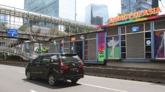 Halte Transjakarta di Benhil, Jakarta, Selasa (2/1).