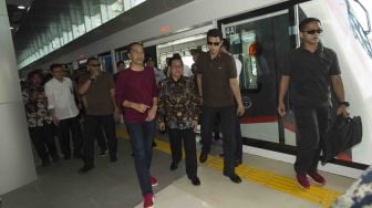 Presiden Joko Widodo berjalan bersama Ketua Umum PKB Muhaimin Iskandar turun dari Skytrain sebelum peresmian pengoperasian kereta bandara di Bandara Soekarno-Hatta, Tangerang, Banten (2/1).