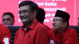 Djarot Saiful Hidayat saat acara pengumuman rekomendasi bakal calon gubernur dan calon wagub Provinsi Sumatera Utara, Papua, Nusa Tenggara Barat, Maluku Utara dan Lampung, di Kantor DPP PDIP, Jalan Diponegoro, Jakarta, Kamis (4/1/2018). [Suara.com/Oke Atmaja]