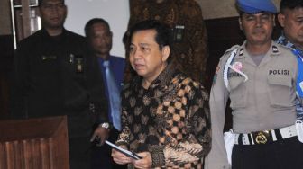 Terdakwa Setya Novanto menghadiri sidang putusan sela di Pengadilan Tipikor, Jakarta, Kamis (4/1/2018), di mana Majelis Hakim menolak eksepsinya. [Suara.com/Oke Atmaja]