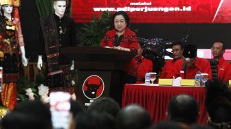 Ketua Umum PDI Perjuangan Megawati Soekarnoputri bersama sejumlah pengurus saat pengumuman rekomendasi bakal calon gubernur dan cawagub Provinsi Sumatera Utara, Papua, Nusa Tenggara Barat, Maluku Utara dan Lampung, di Kantor DPP PDIP, Jalan Diponegoro, Jakarta, Kamis (4/1/2018). [Suara.com/Oke Atmaja]