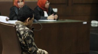 Terdakwa Setya Novanto menjalani sidang putusan sela di Pengadilan Tipikor, Jakarta, Kamis (4/1/2018), di mana Majelis Hakim menolak eksepsinya. [Suara.com/Oke Atmaja]