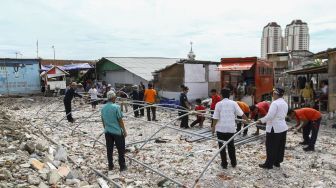Badan Penanggulangan Bencana Daerah (BPBD) DKI Jakarta membangun satu unit tenda pengungsian di Kampung Akuarium, Kelurahan Penjaringan, Penjaringan, Jakarta, Jumat (5/1). 