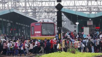 Penumpang Berjubel dan Berdesakan, Jadwal KRL Normal Kembali