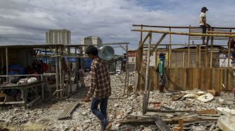 Badan Penanggulangan Bencana Daerah (BPBD) DKI Jakarta membangun satu unit tenda pengungsian di Kampung Akuarium, Kelurahan Penjaringan, Penjaringan, Jakarta, Jumat (5/1). 