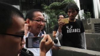 Mantan Menteri Aparatur Negara dan Reformasi Birokrasi (MenPAN-RB), Taufiq Effendi usai menjalani pemeriksaan di gedung Komisi Pemberantasan Korupsi (KPK), Jakarta Selatan, Jumat (5/1). 