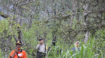 Polisi dan relawan Pasebaya Gunung Agung melakukan pemantauan kawasan terdampak bencana Gunung Agung di Desa Sibetan, Karangasem, Bali, Sabtu (6/1). 