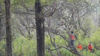 Polisi dan relawan Pasebaya Gunung Agung melakukan pemantauan kawasan terdampak bencana Gunung Agung di Desa Sibetan, Karangasem, Bali, Sabtu (6/1). 