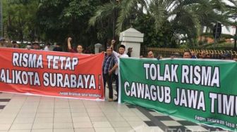 Tidak Rela, Warga Surabaya Demo Tolak Risma Ikut Pilkada Jatim