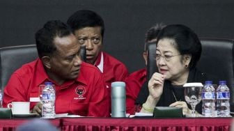 Ketua Umum PDIP Megawati Soekarnoputri mengumumkan Bakal Calon Gubernur dan Calon Wakil Gubernur di enam provinsi pada Pilkada Serentak 2018 di DPP PDIP  kawasan Lenteng Agung, Jakarta, Minggu (7/1/2018) [Suara.com/Kurniawan Mas'ud]