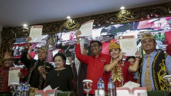 Ketua Umum PDIP Megawati Soekarnoputri mengumumkan Bakal Calon Gubernur dan Calon Wakil Gubernur di enam provinsi pada Pilkada Serentak 2018 di DPP PDIP  kawasan Lenteng Agung, Jakarta, Minggu (7/1/2018) [Suara.com/Kurniawan Mas'ud]