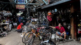 Aktivitas perdagangan di lokasi sementara (Loksem) 37 yang terletak di Jalan Kalibaru Timur Raya, Senen, Jakarta, Senin (8/1).