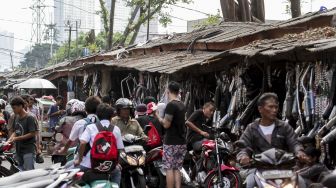 Aktivitas perdagangan di lokasi sementara (Loksem) 37 yang terletak di Jalan Kalibaru Timur Raya, Senen, Jakarta, Senin (8/1).