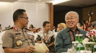 Kapolri Jenderal Pol Tito Karnavian dan Menteri Perdagangan Enggartiasto Lukita berjabat menandatangani nota kesepahaman pengawasan dan penegakkan hukum di Kantor Kemendag, Jakarta, Senin (8/1).