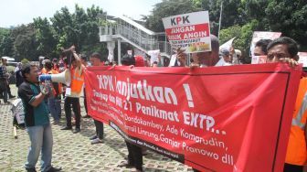 Sejumlah massa melakukan aksi di depan gedung KPK, Jakarta, Senin (8/1). 