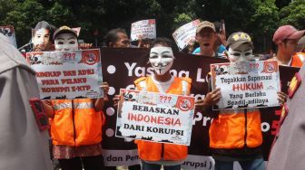 Sejumlah massa melakukan aksi di depan gedung KPK, Jakarta, Senin (8/1). 