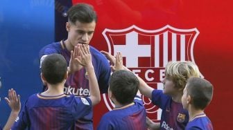 Philippe Coutinho diperkenalkan kepada publik Camp Nou, Senin (8/1/2018) [AFP]