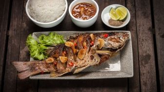 Unggah Masak Ikan Pakai Paper Klip, Warganet: Hemat Minyak Nggak Gini Juga