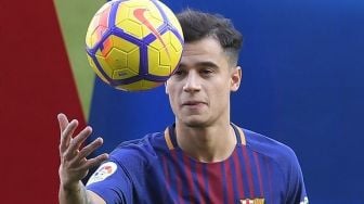 Philippe Coutinho diperkenalkan kepada publik Camp Nou, Senin (8/1/2018) [AFP]