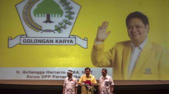 Ketua Umum Partai Golkar Airlangga Hartarto (tengah) mendeklarasikan Calon Gubernur Jawa Barat Deddy Mizwar (kanan) dan calon Wakil Gubernur Jawa Barat Dedi Mulyadi (kiri) di Sasana Budaya Ganesha (Sabuga), Bandung, Jawa Barat, Selasa (9/1).