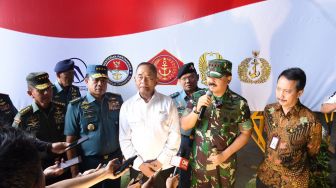 Panglima TNI Marsekal Hadi Tjahjanto bersama Menhan RI Jenderal TNI (Purn) Ryamizard Ryacudu, KSAD Jenderal TNI Mulyono dan  KSALl Laksamana TNI Ade Supandi menghadiri acara serah terima Alutsista TNI di Hanggar Fixed Wing PTDI di Bandung, Jawa Barat, Selasa (9/1).